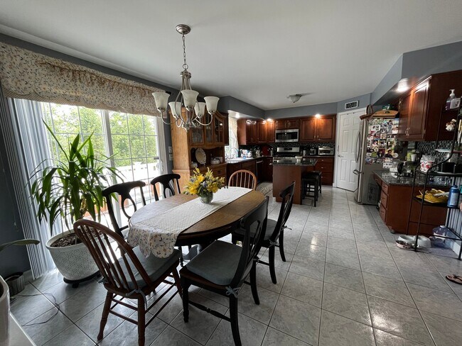 Building Photo - 1036 Meadow Dr