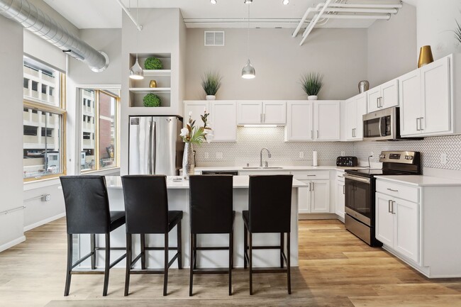 Building Photo - R7 Lofts
