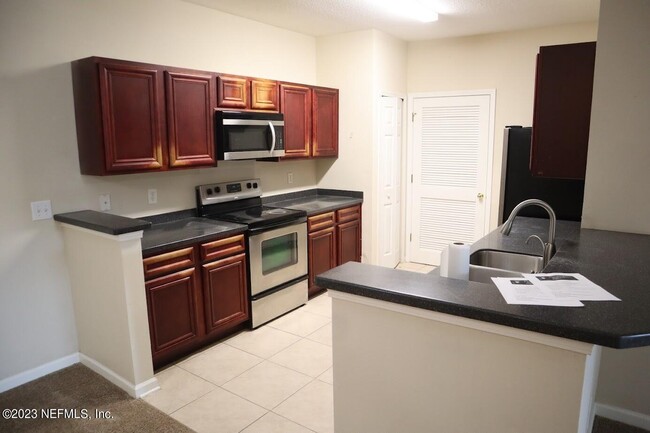 Foto del edificio - 8218 Green Parrot Rd