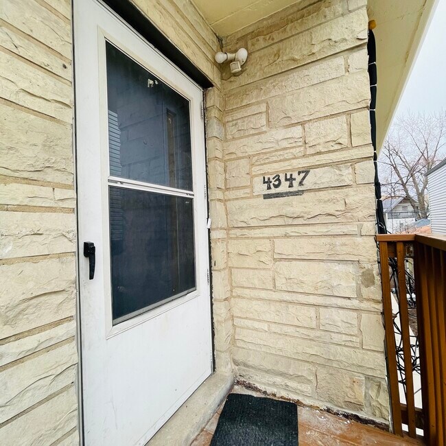 Building Photo - 4347 N Troy St