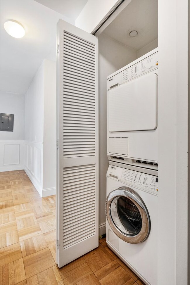 In-Unit Washer/Driyer - 217 E 96th St