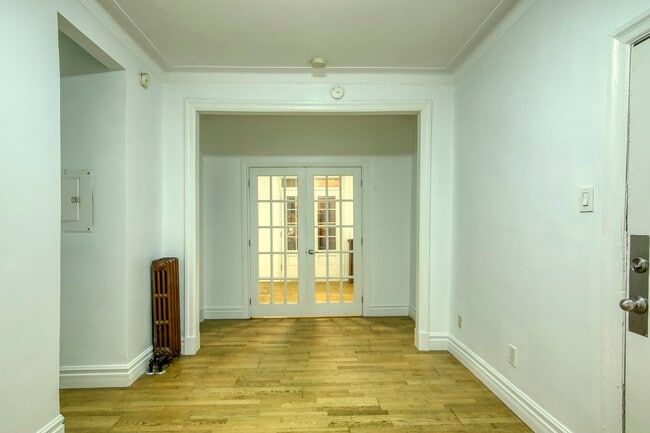 Photo du bâtiment - 3710 Chem. Queen Mary