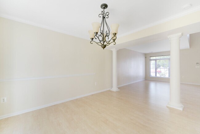 Foto del edificio - 6119 Oaklawn Ln