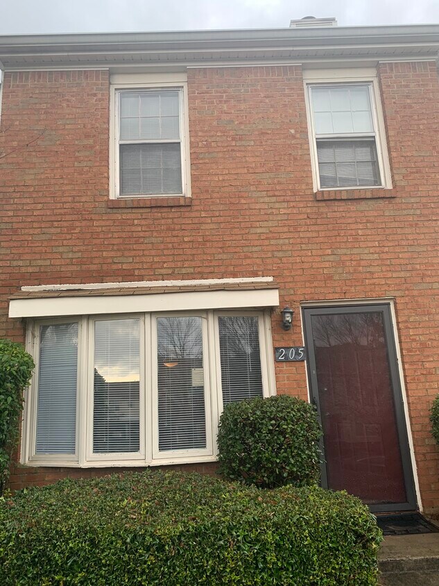 Foto principal - 205 High Creek Dr