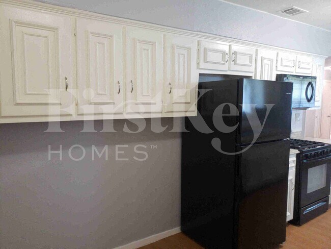 Building Photo - 6537 La Grange Dr