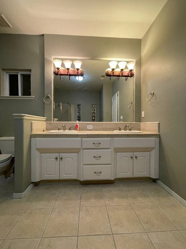 Building Photo - $500.00 off 1st Month's Rent!!