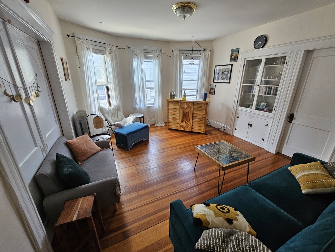 Primary Photo - 166 Kelton St