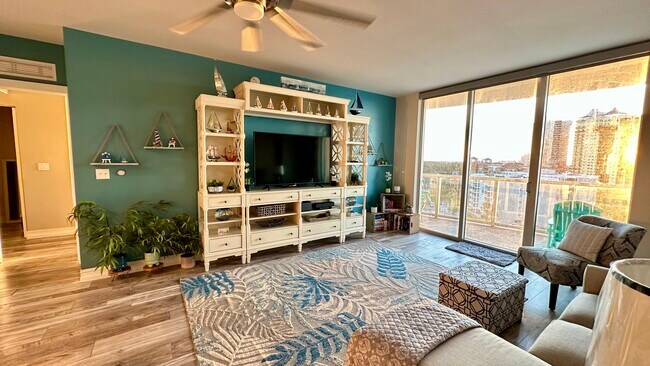 Building Photo - 3000 Oasis Grand Blvd