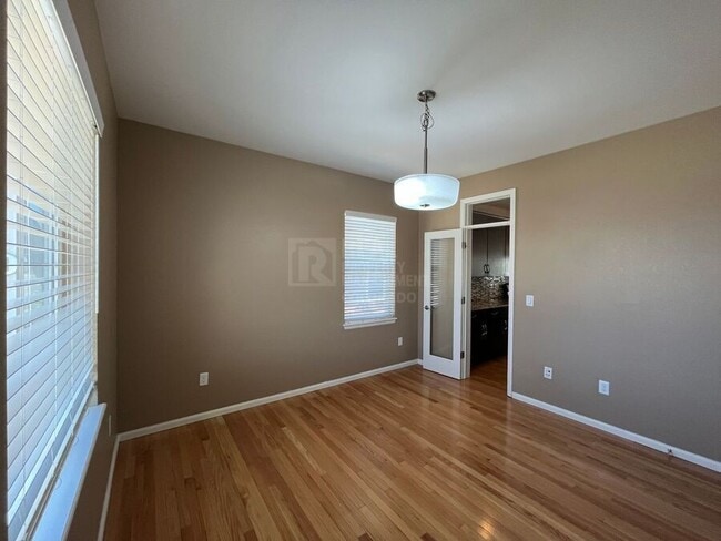 Foto del edificio - 325 Stone Creek Dr