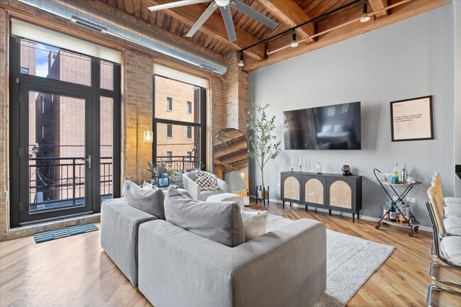 Building Photo - 1040 W Adams St