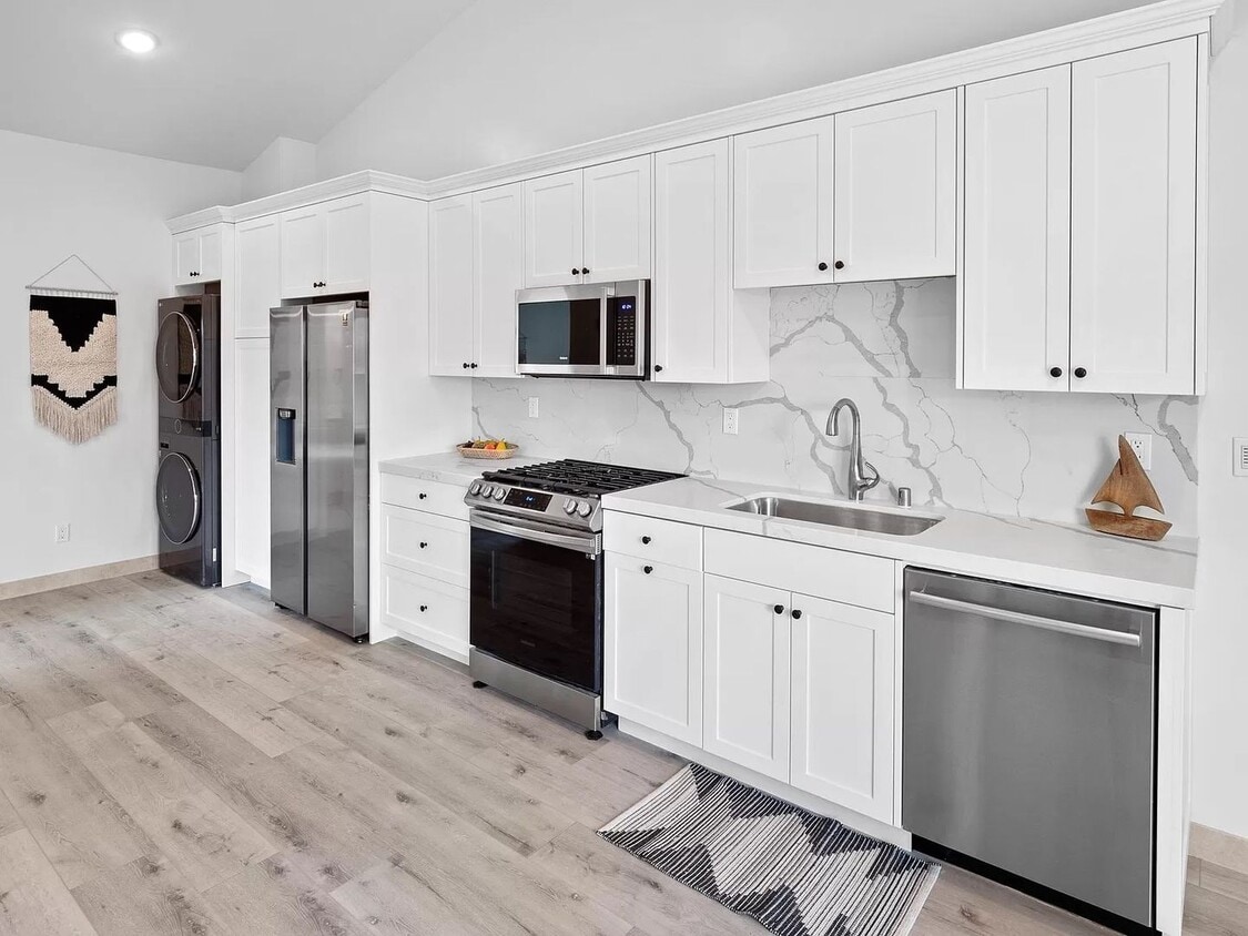Foto principal - Modern & Gorgeous Private 2 BD / 1 BA Uppe...