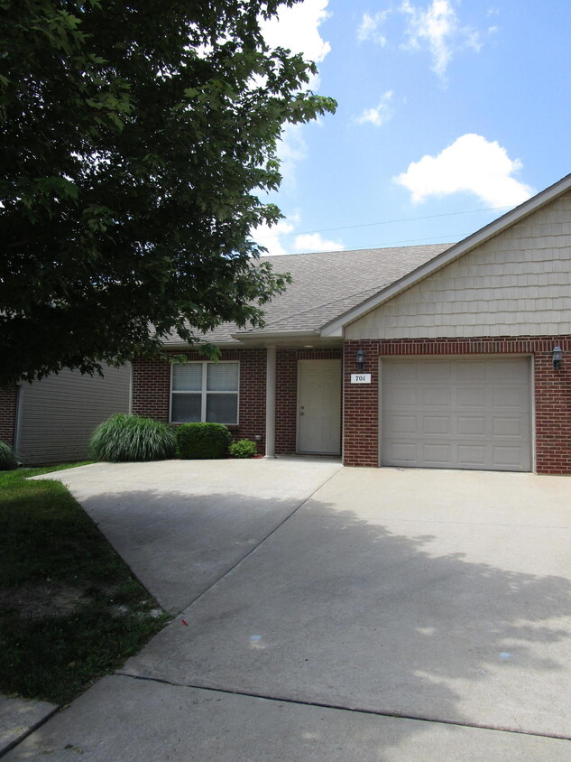 Primary Photo - 701 Glenstone Dr