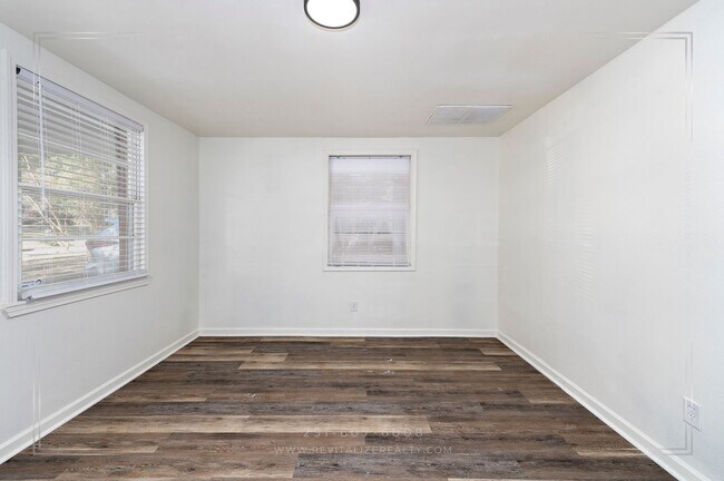 Foto del edificio - Updated Brick 3 Bed 1 Bath Home with Huge Yard on Quiet Street!