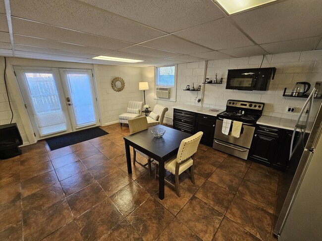 Sitting area & kitchen - 3150 Clifton Church Rd SE