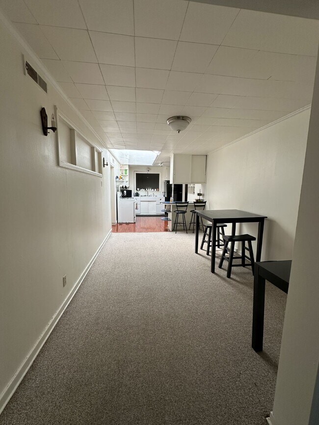 Foto del edificio - 3 Bed 1 Bath overlooking historic Grand Ave Available June 1st!