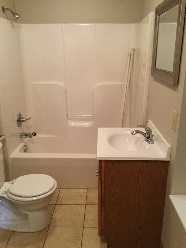 Building Photo - 3 Bedroom, 2 1/2  Bathroom half duplex, $1100 mo - Available December 19