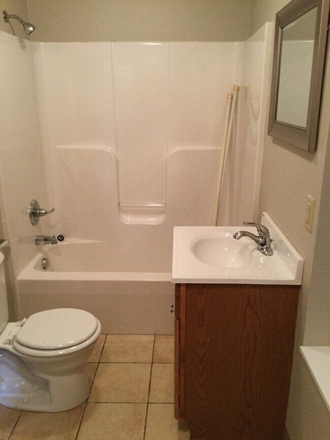 Foto del edificio - 3 Bedroom, 2 1/2  Bathroom half duplex, $1100 mo - Available December 19