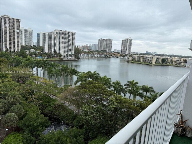 Foto del edificio - 2801 NE 183rd St