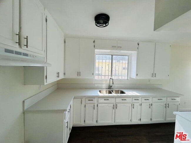 Building Photo - 1029 W 84th St