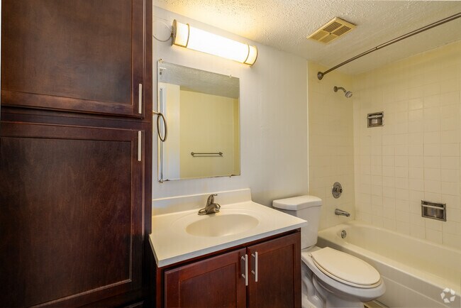 1BD, 1BA - Bathroom - The Magnolia Apartment Homes