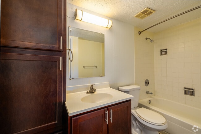 1BD, 1BA - Bathroom - The Magnolia Apartment Homes