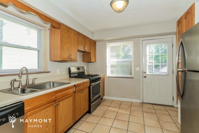 Building Photo - 4 Bedroom Brick Home