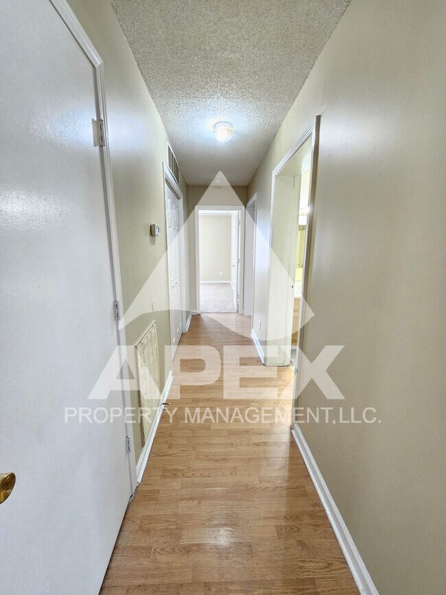 Building Photo - MOVE-IN SPECIAL,NO RENT TIL APRIL 1ST! - 3 Bd | 2 Ba Top Floor Condo in West Knoxville!