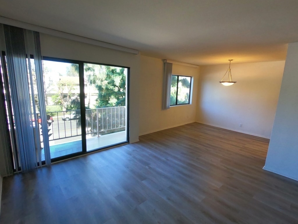 Primary Photo - 15222 W Magnolia Blvd