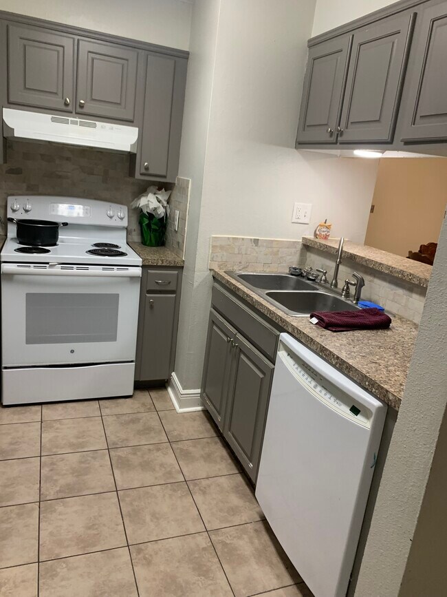 Foto del edificio - 14732 Hooper Rd