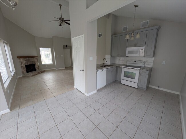 Building Photo - 18514 Meadows Way Dr