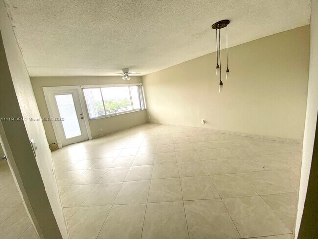 Building Photo - 401 Golden Isles Dr
