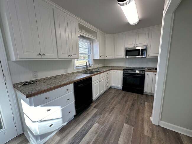 Building Photo - Great newly updated 3 bed 1 bath home in G...