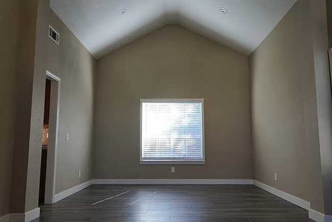 Building Photo - Stunning 4 bedroom 3 bathroom in Roseville!