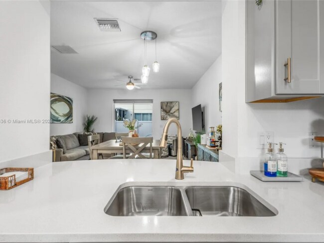 Foto del edificio - 6220 Fairmont Ln