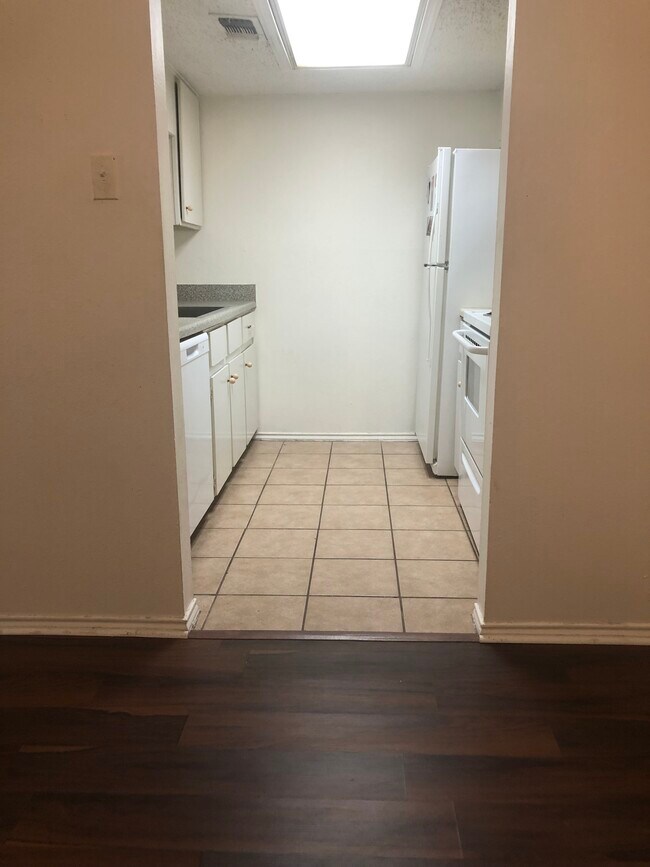 Foto del edificio - 2401 Leon St