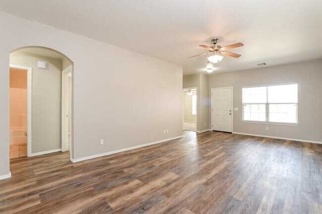 Building Photo - 2110 Bradford Ln