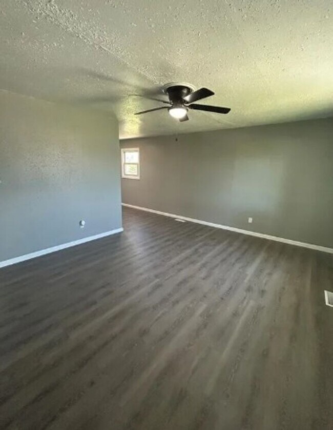 Foto del edificio - 1700 Theodore Ln