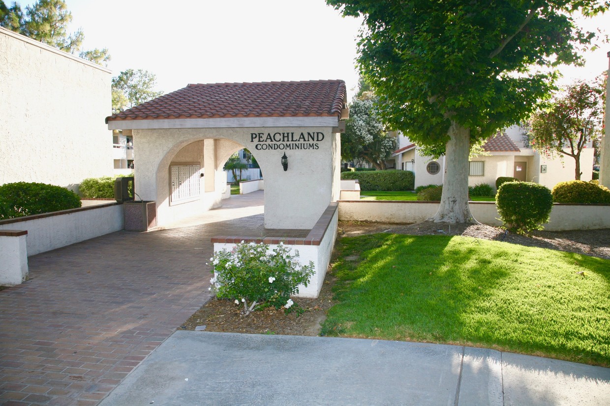 Foto principal - 25015 Peachland Ave
