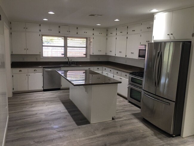Building Photo - Beautifully renovated 3 bed/3bath near UTMB