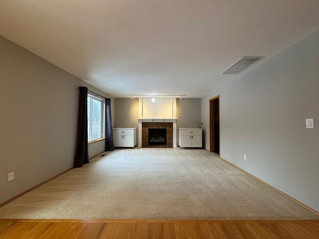 Foto del edificio - Quiet 4 bed, 2.5 bath home in Maplewood on...