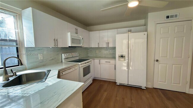 Foto del edificio - 6586 NW 4th St