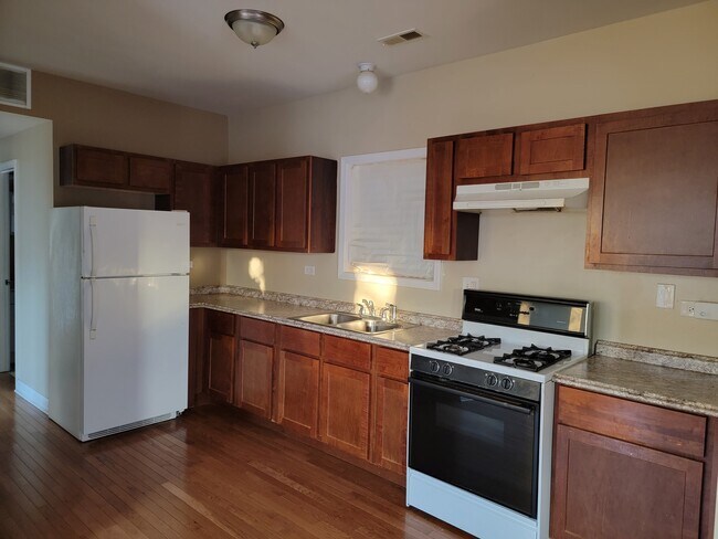 Kitchen - 1724 W Edmaire St