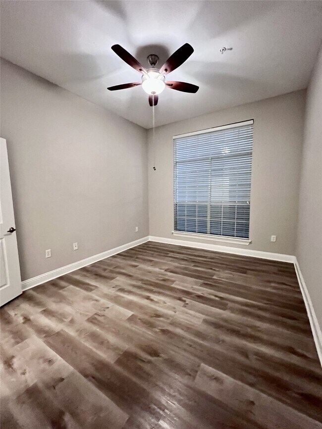 Foto del edificio - 5353 Memorial Dr