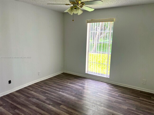 Building Photo - 402 N Laurel Dr