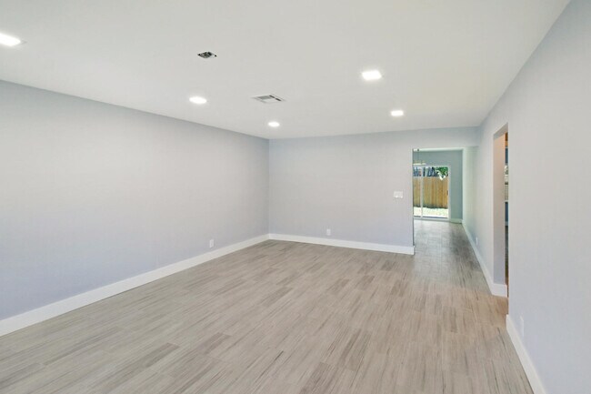 Foto del edificio - 9126 Roan Ln