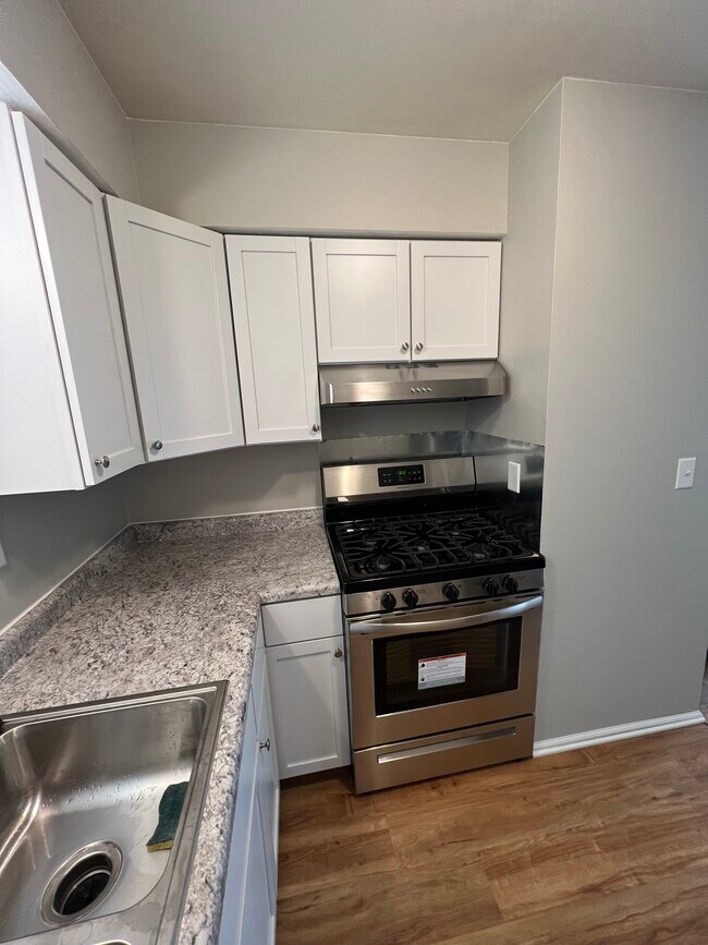 Kitchen - 2705 N Oakland Ave