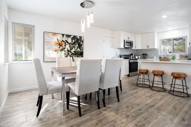 Building Photo - 3952 Bayview Cir