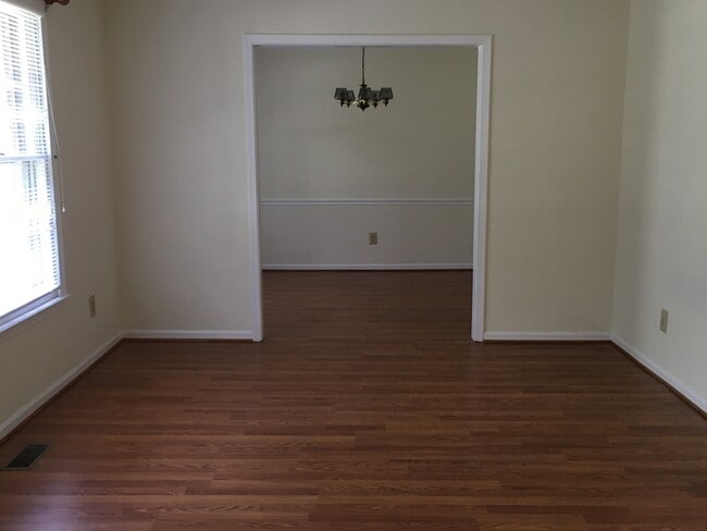 Foto del edificio - 6640 Lyndale~NEW-Small pet allowed!~ All hardwoods~Covered porch~ Fenced back yard~3 brm 2 bath ~