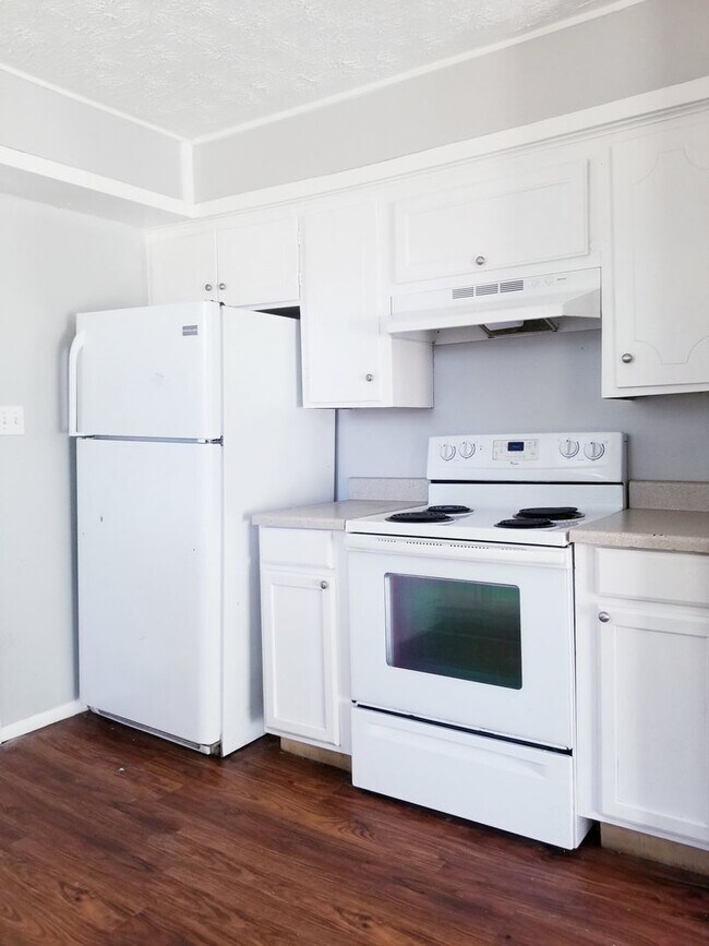 Foto del edificio - 3 bedroom 1 bath home with a carport! Sout...