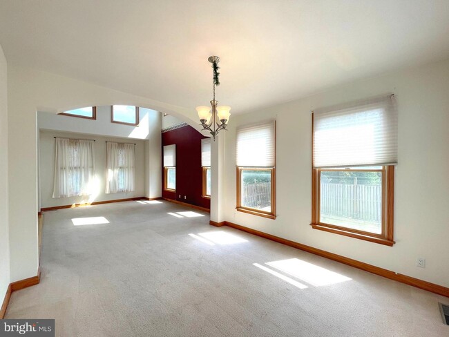 Building Photo - 43737 Sandy Bottom Rd